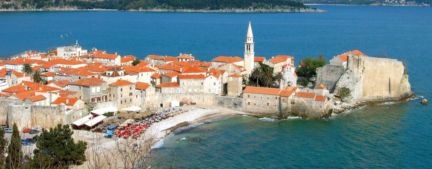 Mittelalterliche Altstadt mit Kirchturm auf Halbinsel an der Adriaküste