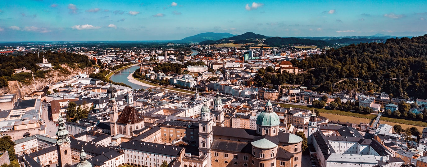 Panorama von Salzburg mit Dom und Salzach im Sonnenschein