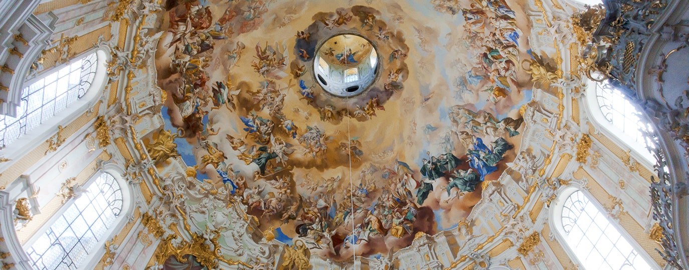 Farbenprächtiges Deckengemälde mit biblischen Szenen