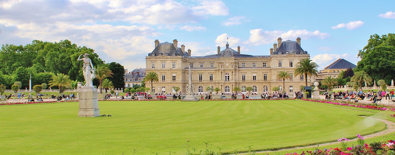 Prunkvolles Schloss mit weitläufigem Garten und Statuen